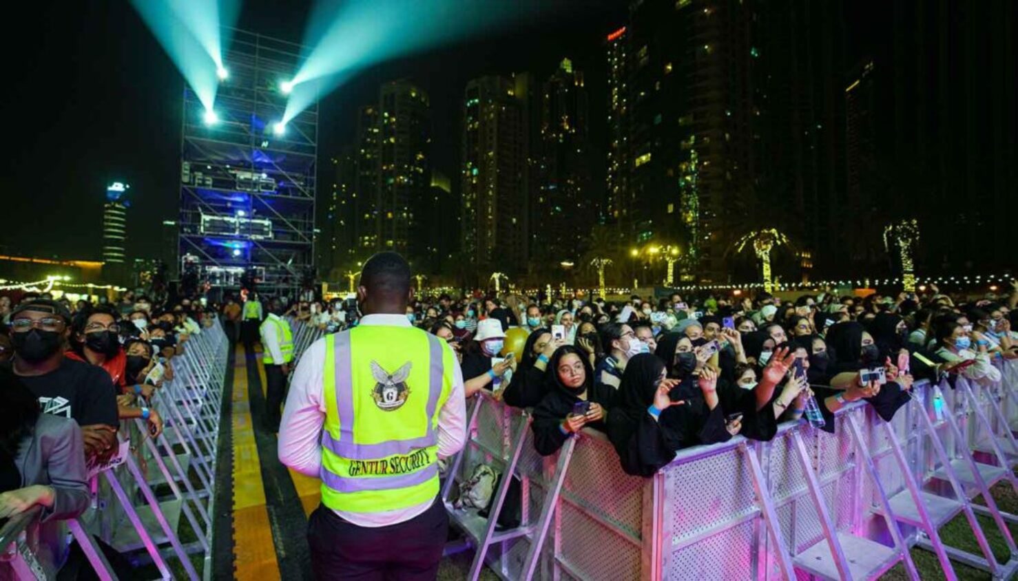 event security controlling the crowd